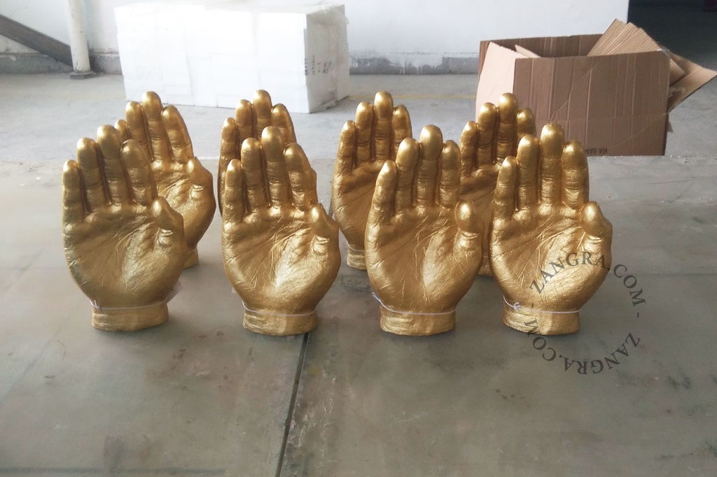 tigela de bugiganga dourada em forma de mão