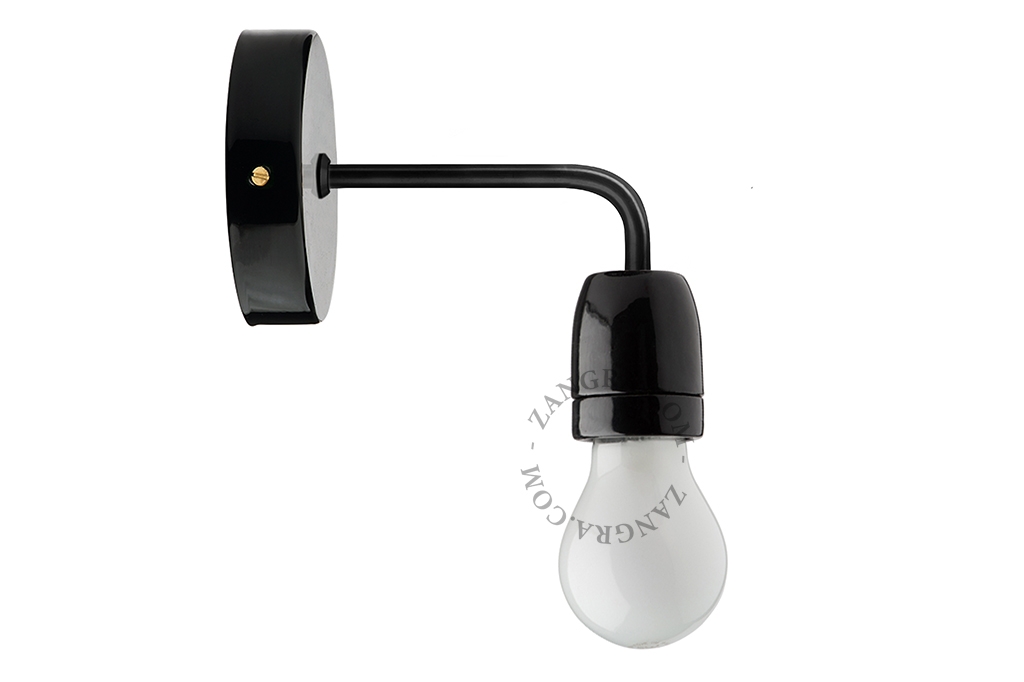 porseleinen en metalen lamp