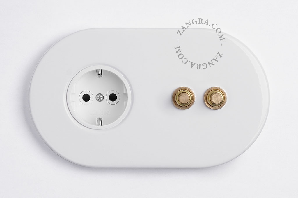 enchufe blanco y doble interruptor pulsador de latón