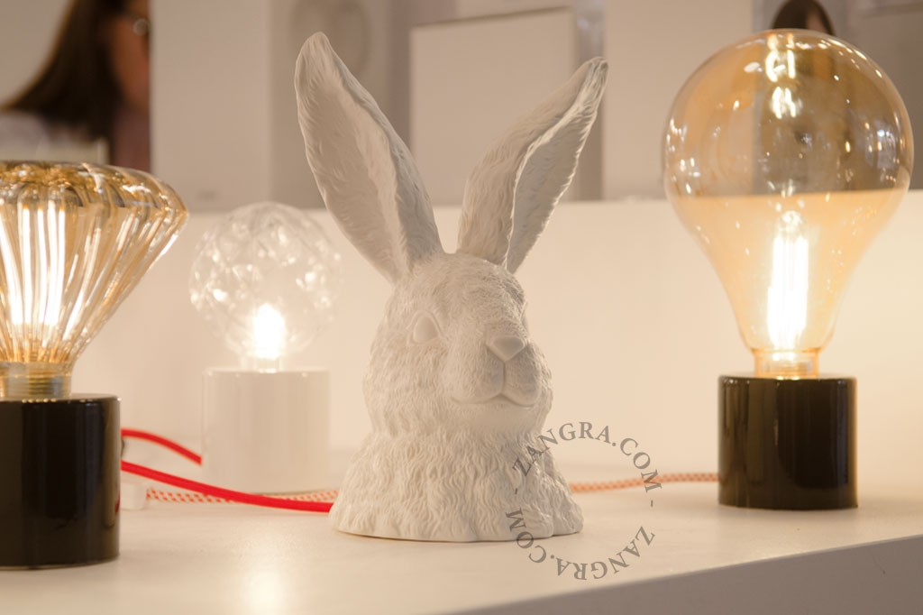 candeeiro de mesa em forma de coelho de porcelana branca