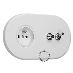 wit stopcontact met  zilverkleurige drukknop en tuimelschakelaar