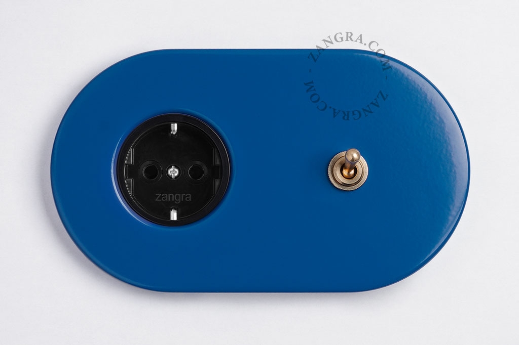 blauw stopcontact met goudkleurige enkelpolige- of wisselschakelaar