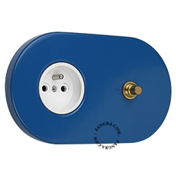 prise murale bleue et interrupteur - bouton-poussoir en laiton brut