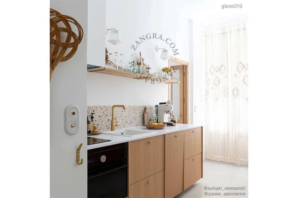 aplique en porcelana blanca y latón - pantalla de vidrio