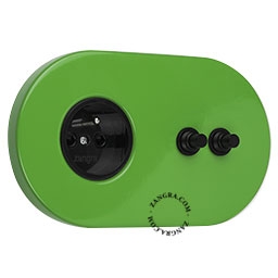 prise murale verte avec double interrupteur - boutons-poussoirs noirs