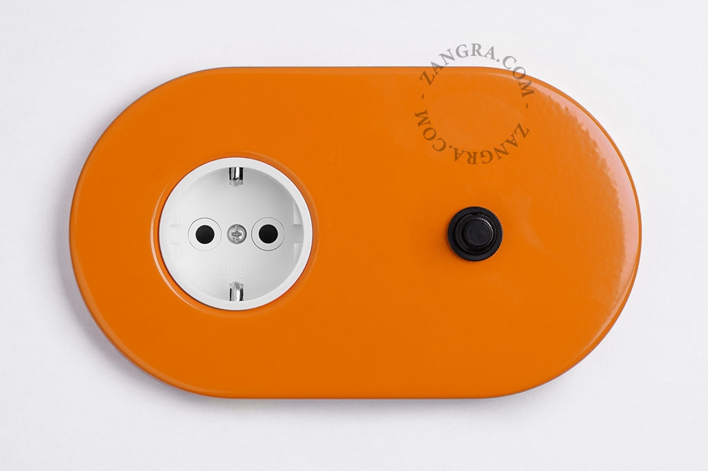 Steckdose mit Druckschalter – orange/schwarz