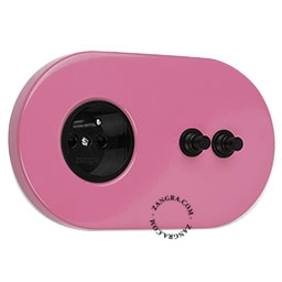 enchufe rosa y doble interruptor pulsador negro