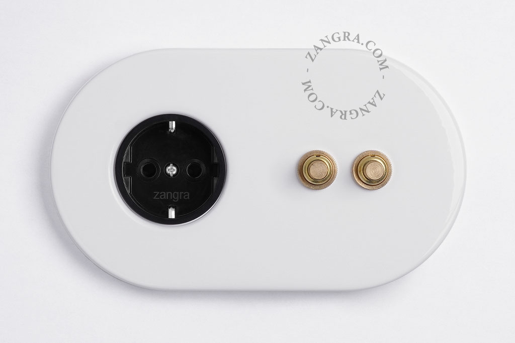 enchufe blanco y doble interruptor pulsador de latón