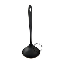 cucharón de sopa negro