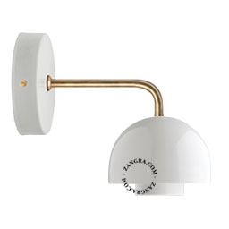 vägglampa i porslin och mässing