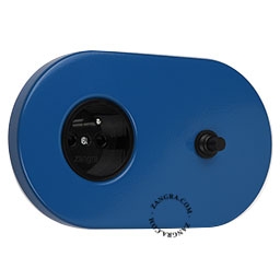prise murale bleue et interrupteur - bouton-poussoir noir