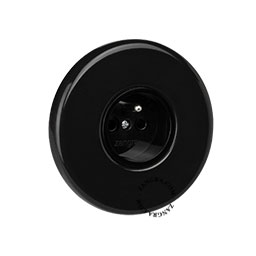 enchufe de porcelana negra