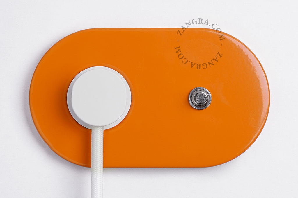 Steckdose mit Druckschalter – orange/vernickelt
