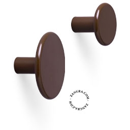 gancho castanho para casacos