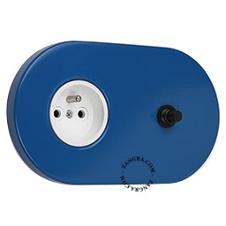 enchufe azul e interruptor pulsador negro