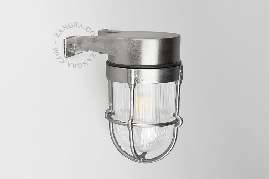 utomhusvägglampa i förnicklad mässing - IP64