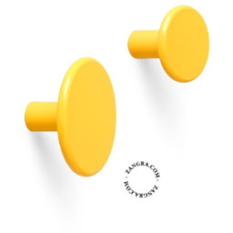 gancho amarelo para casacos