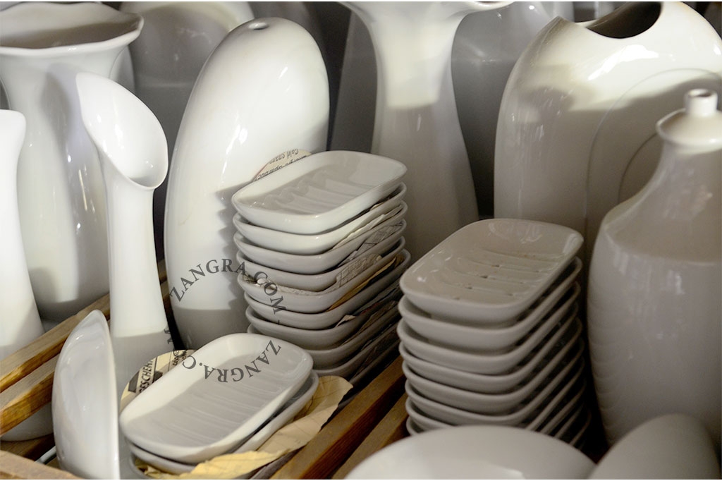 saboneteira de porcelana branca