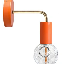 orange væglampe med messing arm