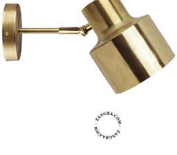 justerbar vägglampa i rå mässing