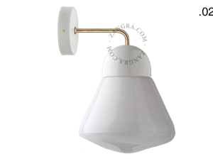 wandlamp van porselein en glas