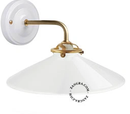 lampa ścienna z kloszem ze szkła opalowego