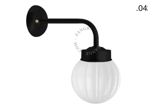 czarna mosiężna lampa ścienna do łazienki lub na zewnątrz - szklany klosz - IP43