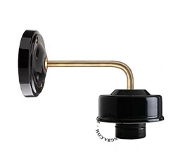 vägglampa i svart porslin och mässing