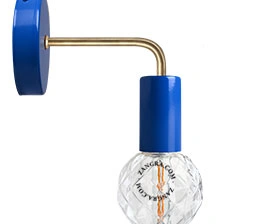 blauwe wandlamp met messing arm