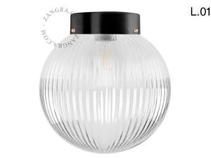 lampa z mosiądzu ze szklanym kloszem
