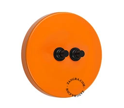 oranje schakelaar met 2 zwarte drukknoppen