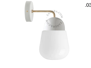 wandlamp van porselein en glas