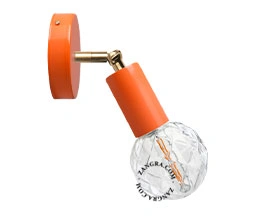 oranje verstelbare wandlamp met messing arm