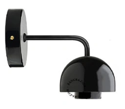 vägglampa i svart porslin och mässing