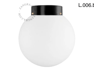 lampa z mosiądzu ze szklanym kloszem