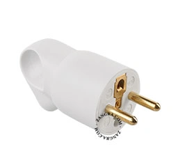 weißer Typ-E-Stecker