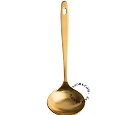 cucharón de sopa dorado