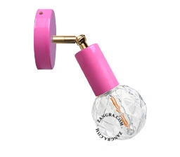 roze verstelbare wandlamp met messing arm