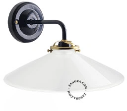 lampa ścienna z kloszem ze szkła opalowego