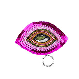 Roze broche in de vorm van een oog.