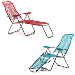 Chaises longues spaghetti rouge et turquoise.