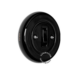 Interruptor de porcelana negra.