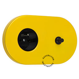 interrupteur bouton-poussoir et prise de courant encastrable jaune et noir