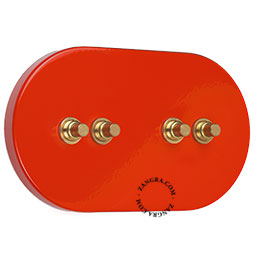 4 boutons-poussoirs encastrables en laiton brut sur plaque de finition rouge