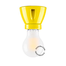 Lampe en porcelaine jaune.