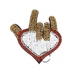 Een broche met pareltjes in de vorm van een hart.