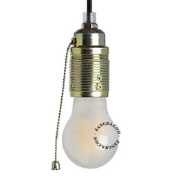 Brass-coloured lampholder in metal with pull switch.