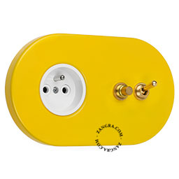 prise murale jaune double interrupteur - un interrupteur va-et-vient et un bouton-poussoir en laiton brut