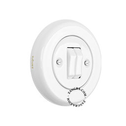 Interruptor de porcelana blanca.