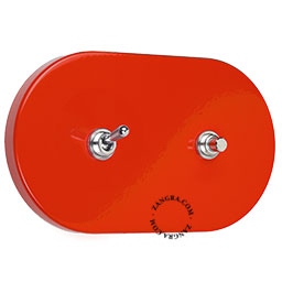interrupteur à bouton-poussoir avec interrupteur à levier en laiton nickele sur plaque de finition rouge